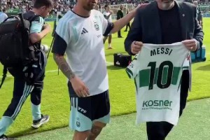 梅西随阿根廷队在埃尔切主场公开训练，获赠埃尔切10号球衣
