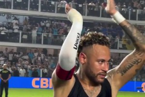 大肚腩减去不少！内马尔赛后脱衣谢场，这身材如何？