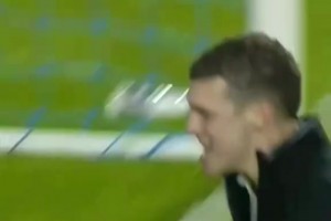 太逗了！全是名场面！球迷冲场的“有趣”时刻！娴熟的捂脸倒地！