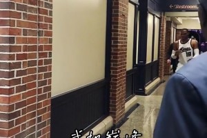 库里老婆看到赤裸上身的肌肉猛男，立刻表示要摘下手中的戒指