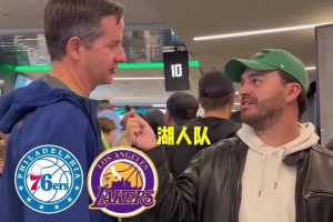 火箭客场战胜骑士，赛前杜兰特为等候在酒店外的球迷疯狂签名~