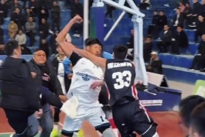 夸张的弹跳！连续的原地大风车扣篮！邓肯：我当初就是这么想的~