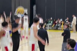 郭艾伦体测摸高，这是伦哥的弱项。拼了老命了！