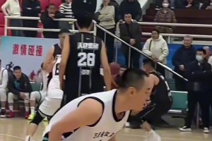 这球估计裁判都得懵了，还有这操作！