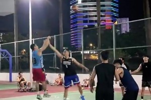 网友晒视频：今天在野球场遇到神似NBA顶级射手克莱打法