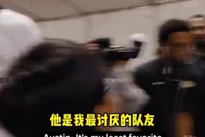 里夫斯在小球迷面前打趣东契奇：他是我最“讨厌”的队友