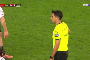 场上全是演员？土超多人干架，球员趁机打空门进球有效