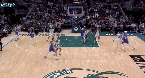 里夫斯助攻克内克特暴扣，湖人战雄鹿精彩瞬间