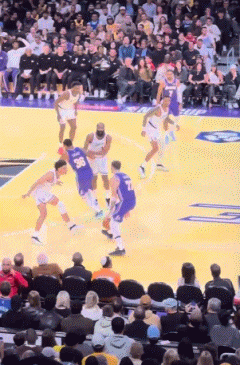 东契奇单打推到罚球线吸引哈登包夹斯玛特偷后门空切得分