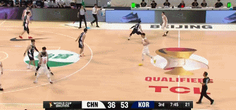 终于进啦！胡明轩强突分球高诗岩接球三分一箭穿心！