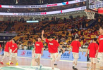 男篮世预赛中韩对决中国男篮队员进场热身！